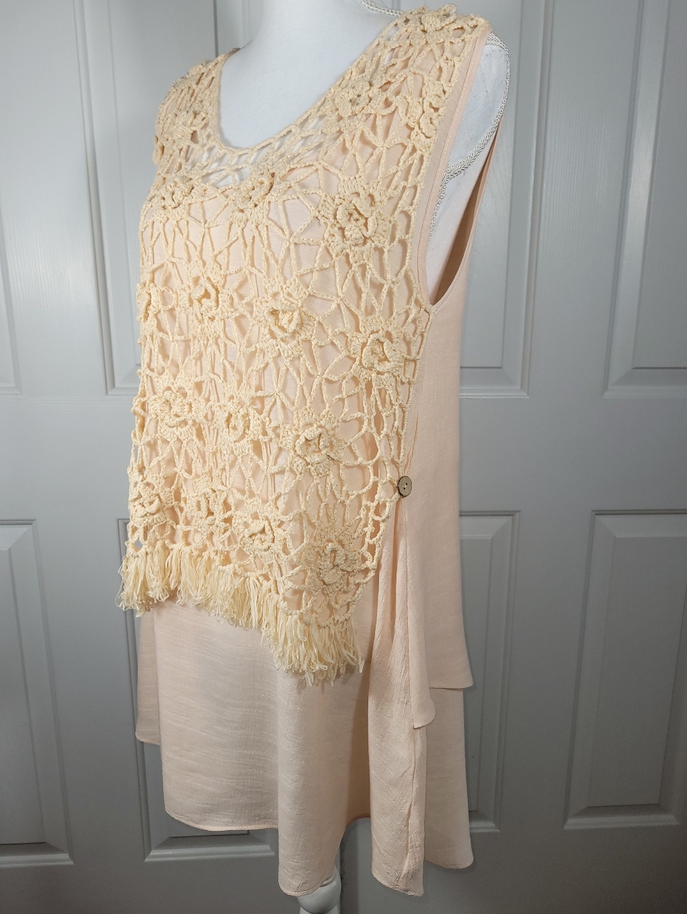 NWT A'reve Sleeveless Light Peach Top Cream Floral Crocheted Overlay & Fringe - Picture 9 of 16